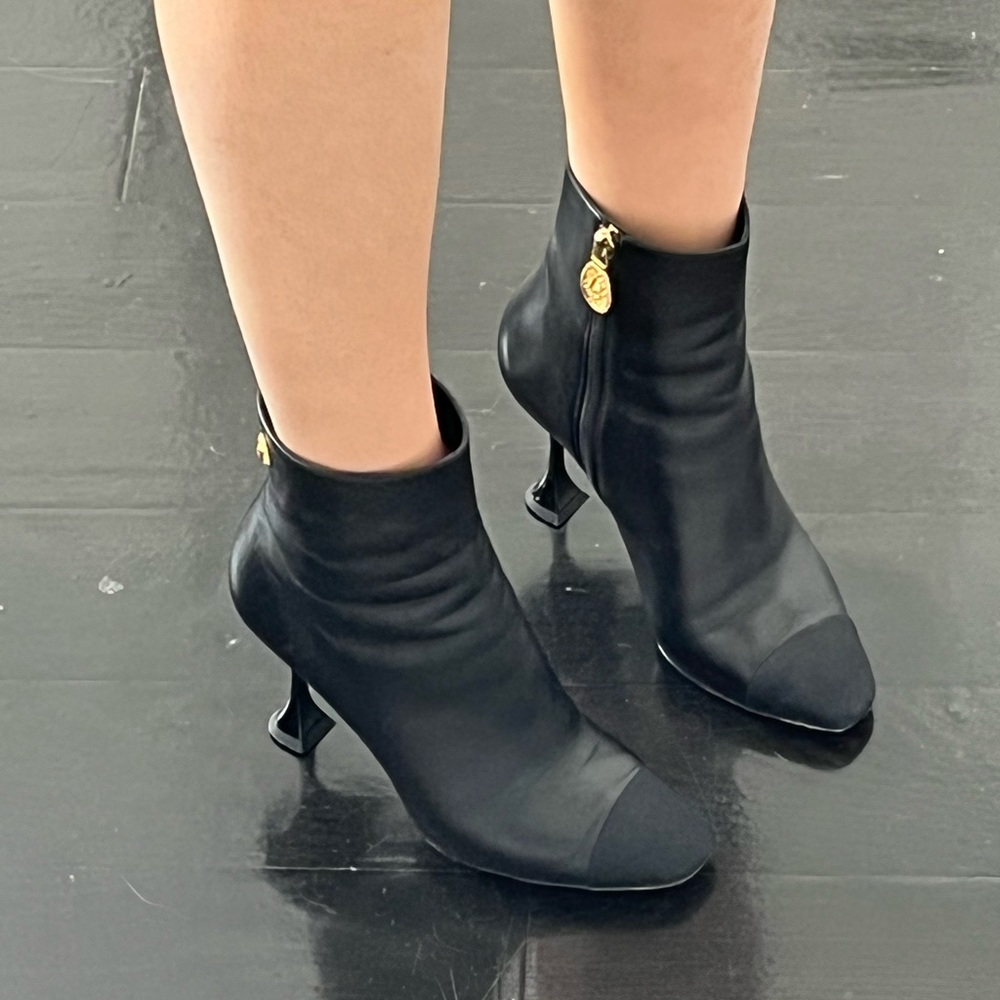 Chanel 2019 Interlocking CC Logo Boots in Black Leather with grosgrain cap toe - Picture 6 of 16